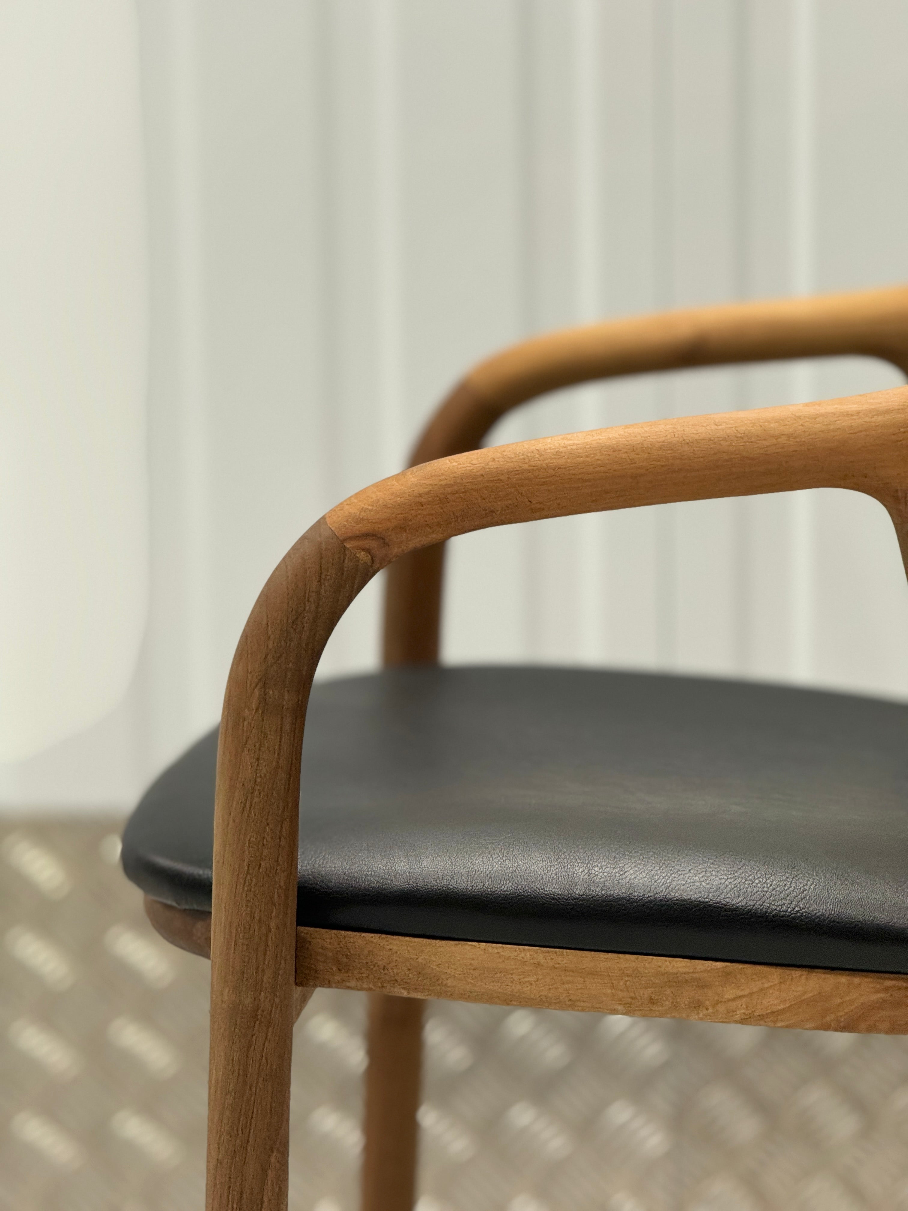 Modern oak dining chair with a handcrafted design, suitable for both contemporary and traditional dining spaces.